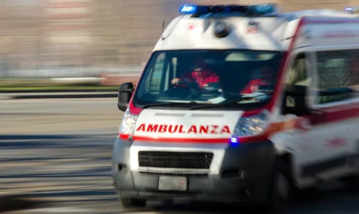 Ambulanza si schianta in strada